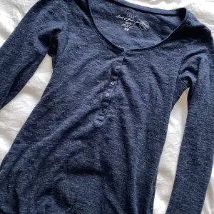 Säljer denna fina mörkblå farfarsfars tröja som är köpt från H&M och knappt använd💕