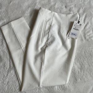Oanvända zara kostym byxor för myclet bra pris - Säljer dessa byxor från zara eftersom jag beställde i flera storlekar men inte hann returnera tillbaka resten i tid. Helt oanvända, prislapp sitter kvar på, storlek S.  Orginal pris 359kr. Jag säljer för 200. Köparen står för frakten. 