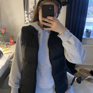 svart väst - Superfin väst från Zara, endast använd 2 gånger så skicket är som nytt!! Storlek S men passar mindre och större & så är den unisex så passar även killar🫶🏼🫶🏼