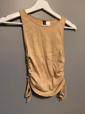 linne  - Säljer detta snygga beiga linnet från H&m i storlek s det är knappt använt säljer de för 40kr 