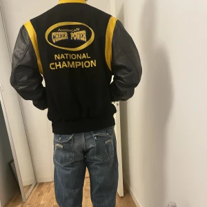 Varsity jacka  - Riktigt snygg varsityjacka som dessutom är av läder. Perfekt för en originell stil då den är köpt från second hand Pop i Stockholm. Perfekt läderjacka som är köpt för 1200.
