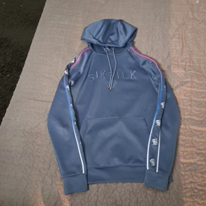 Exklusive grå Silksilk hoodie - S - Sällsyn Silksilk hoodie som Silksilk inte längre säljer. Storlek S, sitter tajt. Säljs då jag växte ur dom.   Jag köpte den för 600kr från Zalando. 