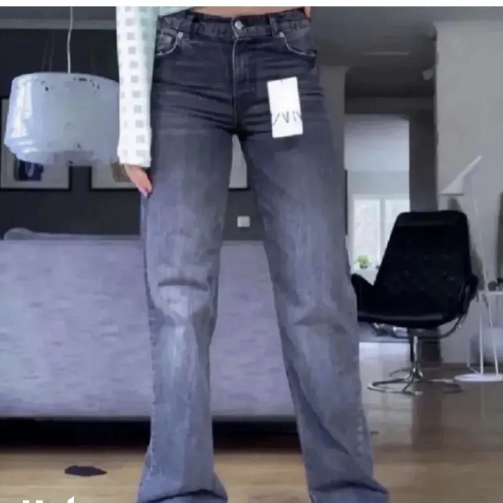 Säljer dessa zara jeans ( lånade bilder) passar 34-38!. Jeans & Byxor.
