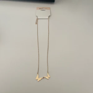Fjärilshalsband - Halsband i guld, helt nytt! 💕 frakt kostar 14 kr!