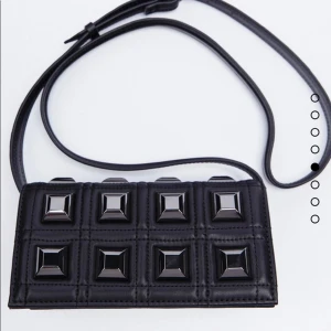 Svart zara väska  - En jättefin väska utan några tecken på användning som. Skriv privat för annat prisförslag.