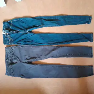 Två par stretchiga jeans: Ett par mörkblå i modellen 