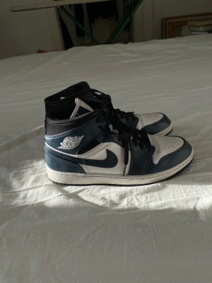 Jordan 1 - Jordan 1. Fint skick näst till oanvända skobox får man med. Inga skador eller fläckar. Perfekta till våren💧OBS dessa går ej att köpa längre ( sällsynta)