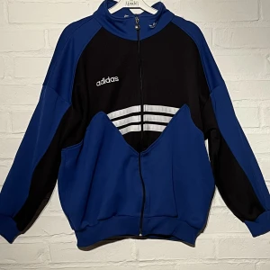 Adidas tjocktröja zipup  - Står ej storlek, bara (F180) Passar som M