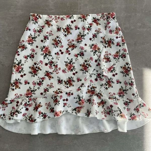 Blommig volang kjol - Säljer min superfina, blommiga, sommarskjol med volanger från Nelly! Den är perfekt till sommarens alla dagar och kan stylas coolt och gulligt! Den perfekta kjolen! Säljs pågrund av att den har blivit för liten för mig🥲💕