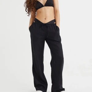 Svarta lågmidjade linnebyxor - Ett par supersnygga svarta lågmidjade linnebyxor från H&M!! Strl L men passar även en M. Helt oanvända, lappar finns kvar!!🤩🤍🦋
