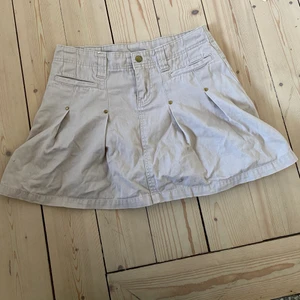 Söt jeanskjol! - Söt kjol med en gullig anka på! Det står att den är i strl M men jag skulle vilja påstå att den är S💖❣️