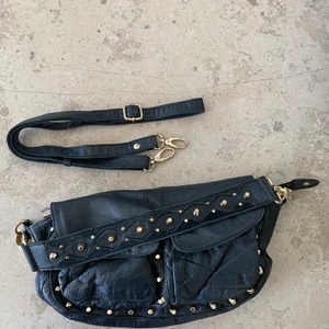 Unlimit väska - Säljer min Unlimit väska eftersom det inte kommer till användning längre. Den är i bra skick, dock någon fläck inuti. Längre band medföljer. Det är mellanstorleken som är ca 30 x 19 cm. Svart med gulddetaljer. Bud från 500kr