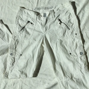 Cargobyxor - Vita långa, lowwaisted cargobyxor, passar till s-m