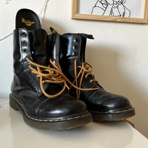 Dr Martens - Ett par knappt använda docs, köpta 2015 och använda knappt 20 gånger. Två par snören och storlek 40, låda osv finns med! Kostade originellt 1700kr står på kvittot att dem är ”Truckers” vad det nu betyder. :D