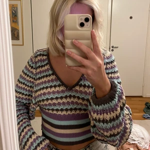 Randig färgglad tröja - Säljer denna pärla till tröja. Verkligen jättemysig och fin!! Perfekt till sommaren 💞