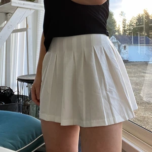 Vit kjol - Finaste vita kjolen från Bershka. Har en lapp men fram som lätt går att sprätta bort om man så vill. Säljs då den tyvärr är för liten❤️❤️