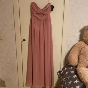 Super fin balklänning från Nelly - Säljer denna superfina balklänning då den aldrig mer kommer att användas, är 170cm lång och dem släpar i marken⭐️⭐️ den är köpt på Nelly och tror inte den finns kvar