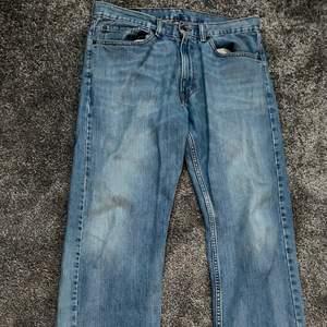 Sköna ljusblåa Levis 505 jeans, sparsamtanvända och passar både nu till vår och sommaren!