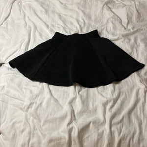 Ribbad svart kjol - Ribbad svart kjol från hm. Cirkelskuren 