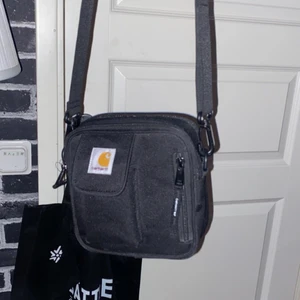 Carhartt sidoväska  - Säljer min Carhartt väska då jag behöver pengarna. Jätte snygg och helt fel fri. Använd i kanske 2 månader men ser ut som ny. Köpt för ungefär 500kr på Junkyard. Pris kan diskuteras 
