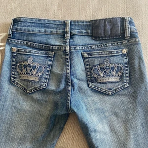 🤍 Victoria Beckham jeans 🤍 - INTRESSEKOLL på mina lågmidjade Victoria Beckham jeans i storlek 26. Väldigt ovanliga att hitta, vill därför sälja dyrt! Buda i kommentarerna! Osäker på fitten, men vida sista centimeterna i slutet av byxorna. Innerbenslängden: 77cm midjemått: 45cm? 💕💕