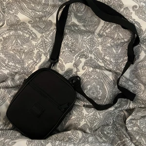 Midjeväska - Perfekta festival väskan, från urban classic, liten och enkel, tre fack, säljer för 40kr + frakt 🤩