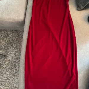 Röd sammetsklänning - Aldrig använd, endast testad 