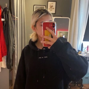 en oversize hoodie - en svart oversize hoodie men en vit text