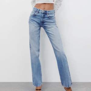 Säljer mina knappt använda jeans från Zara! Köpta för ca en månad sedan och använda 2 ggr. Köpta på Zaras hemsida för 359kr plus frakt💗