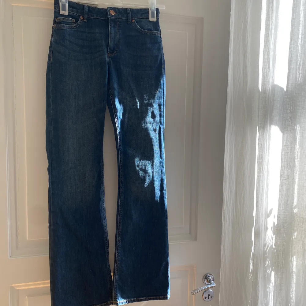 Lågmidjade jeans i strl 36 från Lindex. Supersnygga men kommer tycörr inte till använding, endast använda en gång. Dom är ganska små i storleken så skulle säga att dom passar en 34. . Jeans & Byxor.