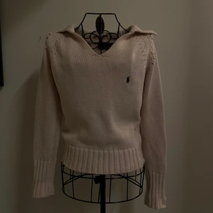 Stickad Ralp lauren! - PRISET ÄT 349kr!!! Säljer min fina Ralph Lauren stickade tröja då jag inte använder den! Nypris 649kr. Inga synliga defekter. Storleken på tröjan står spm M men skulle mer säga XS-M. 