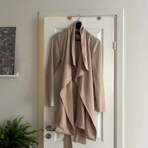 Kappa storlek S - Tunn beige kappa perfekt till sommaren. Använd Max 1 gång