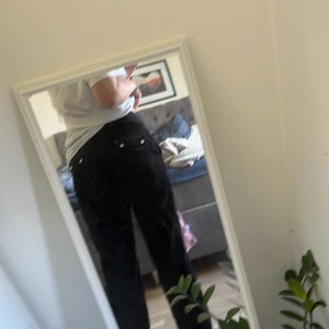 Juicy couture. Storlek M  - Säljer mina byxor pga att jag köpte för stor storlek, knabbt använda. Pris kan diskuteras 