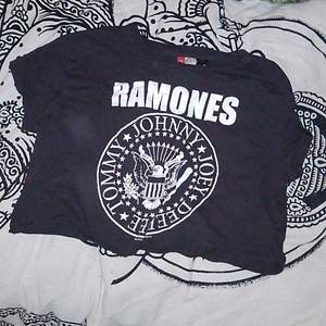 Ramones t-shirt från HM croptop 