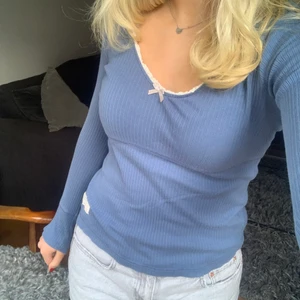 Oddmollytröja - Säljer min superfina topp från OddMolly!! Köpt för flera år sedan men är max använd 2 ggr. Superbra skick och jättesöt! Möts helst upp annars står köparen för frakt! Den är i storlek 0 alltså 34/36