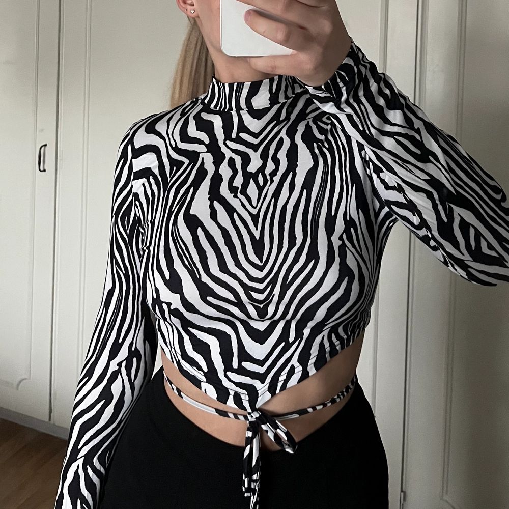 Säljer min zebra tröja i storlek M, passar på mig som är en s i vanliga fall, aldrig använd. Köparen står för eventuell fraktkostnad. #zebra . Toppar.