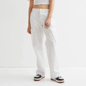 Cargo byxor HM - Helt nya cargo byxor, med prislapp på. Läggs ut igen pga oseriös köpare. Pris går att diskuteras vid snabb affär!