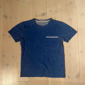 Vintage Stone island T-shirt - En väldigt ovanlig singlestitch T-shirt från 80-90 tal med en väldigt snygg urtvättad blå färg. Skick 8/10 med tanke på åldern ett extremt bra skick. Storlek S sitter boxy kan passa liten M också