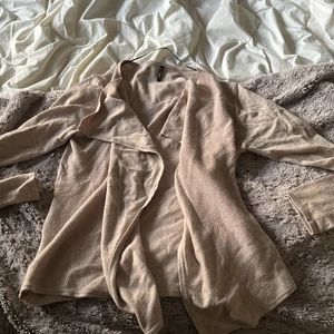 Beige kofta  - Jättefin beige kofta, kommer inte heller till användning tyvärr - Storlek S