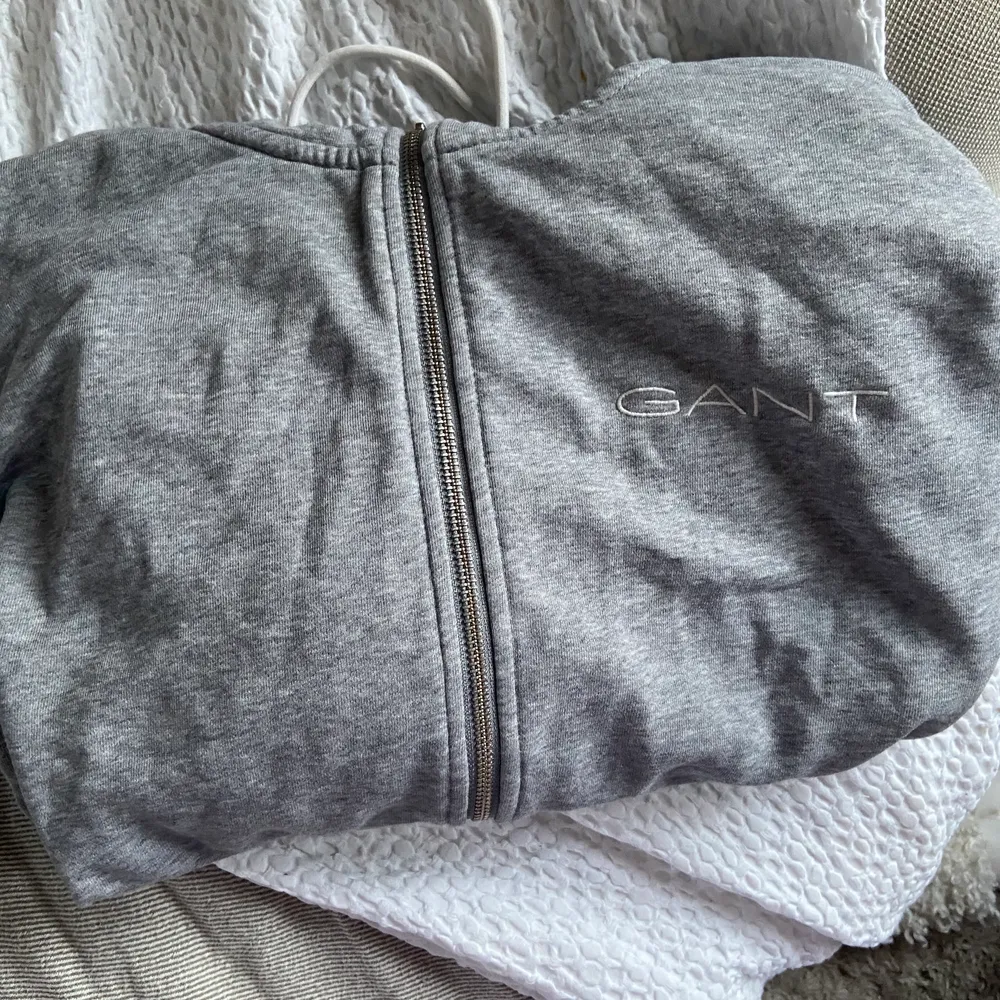Säljer min Gant hoodie i nyskick köpt på zalando för 400-500kr. Denna är otroligt mysig och fin och perfekt att den är oversized också!! Skönt att dra över på en sommarkväll💛 Säljer då den inte kommer till användning:( Är storlek XXL men är liten i storleken.. Hoodies.