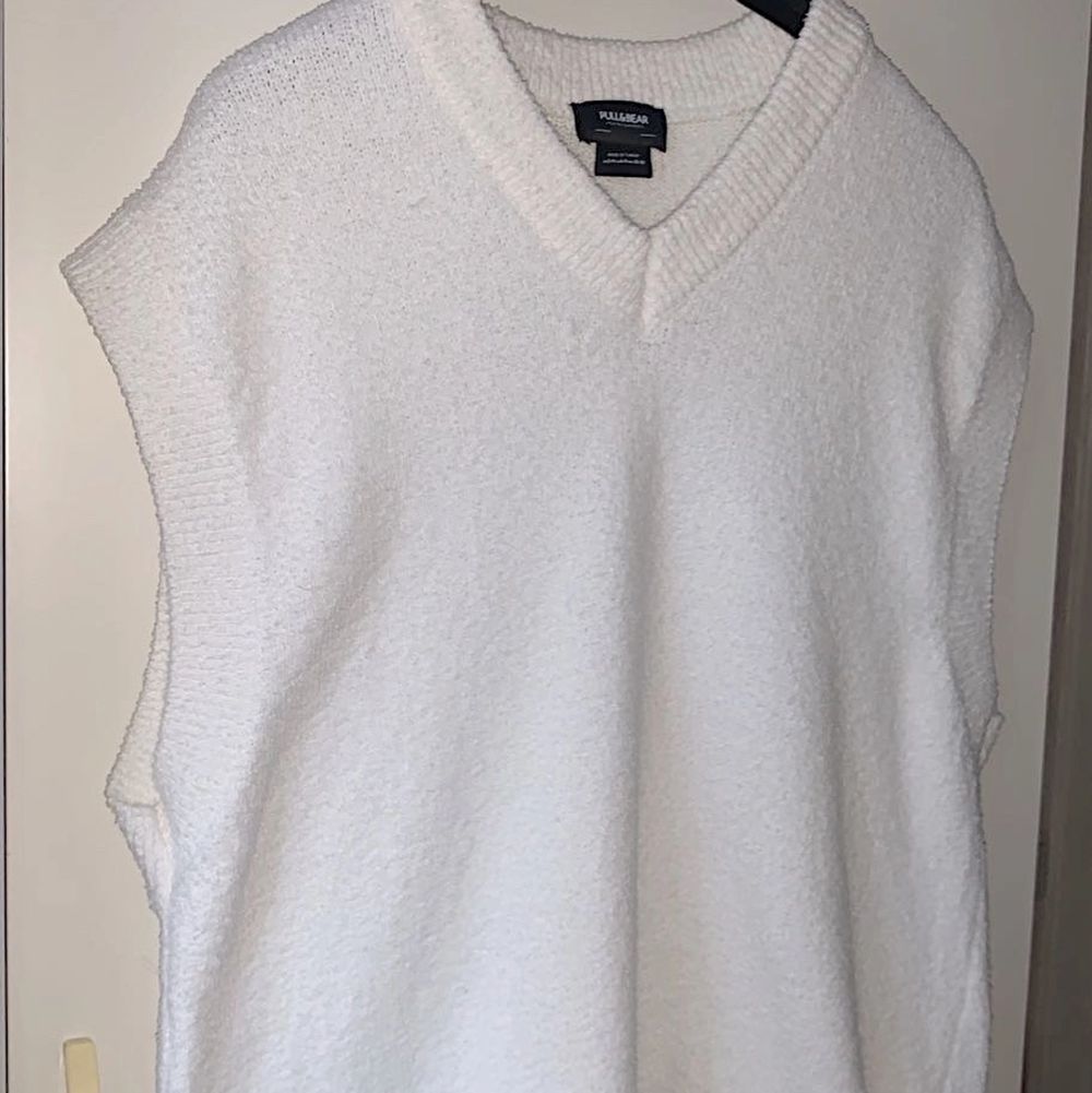 Säljer en helt ny Pull&Bear väst då den är lite stor på mig!!😊 En snygg vit stickad väst som passar både på killar och tjejer. Är i storlek S/M (overzised) går att mötas upp i Katrineholm eller fraktas!! OBS- köparen står för frakten (pris kan diskuteras). Stickat.