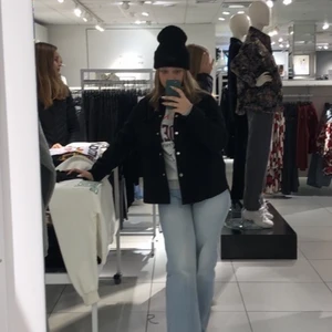 Majken jacka - Säljer nu min fina ”Majken” jacka från Gina tricot💕. Den är svart men hittade inga bilder från hemsidan så fick ta på den mintgröna. Jackan är i väldigt fint skick och knappt använd, köptes våren 2021 och nypris är 499kr🤍. Jackan är i storlek XXS men skulle mer säga att den är i s/m för den är ganska oversize så man lätt får plats med hoodie under. Jag ör ca 160🌟