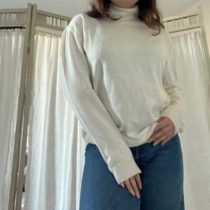 Polotröja - Supersnygg oversized vit polo! Perfekt för kyliga sommarkvällar🤍