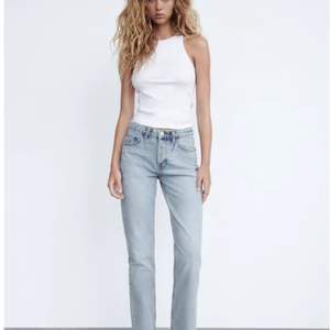 Ett par ljusblå mid rise straight jeans från Zara, nästan aldrig använda! Strl 34