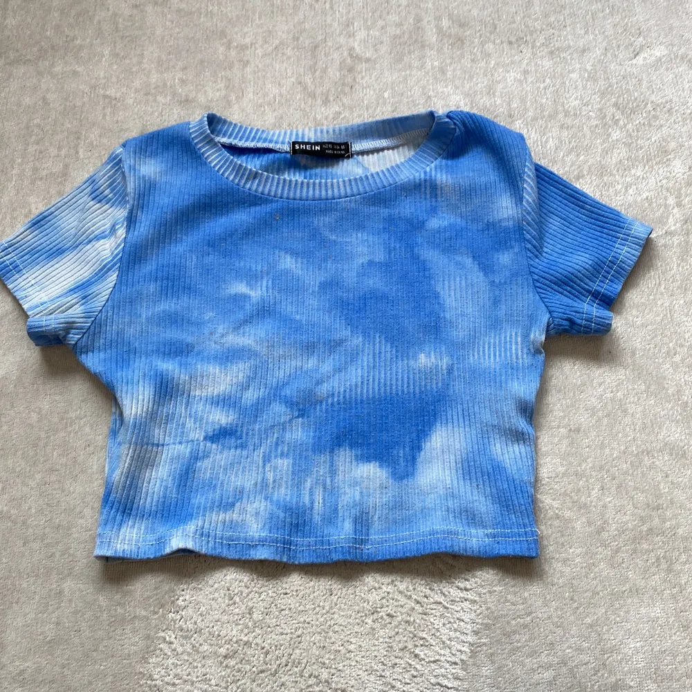 Det är en t shirt som är tie die som är blå super fin och skön . Skjortor.