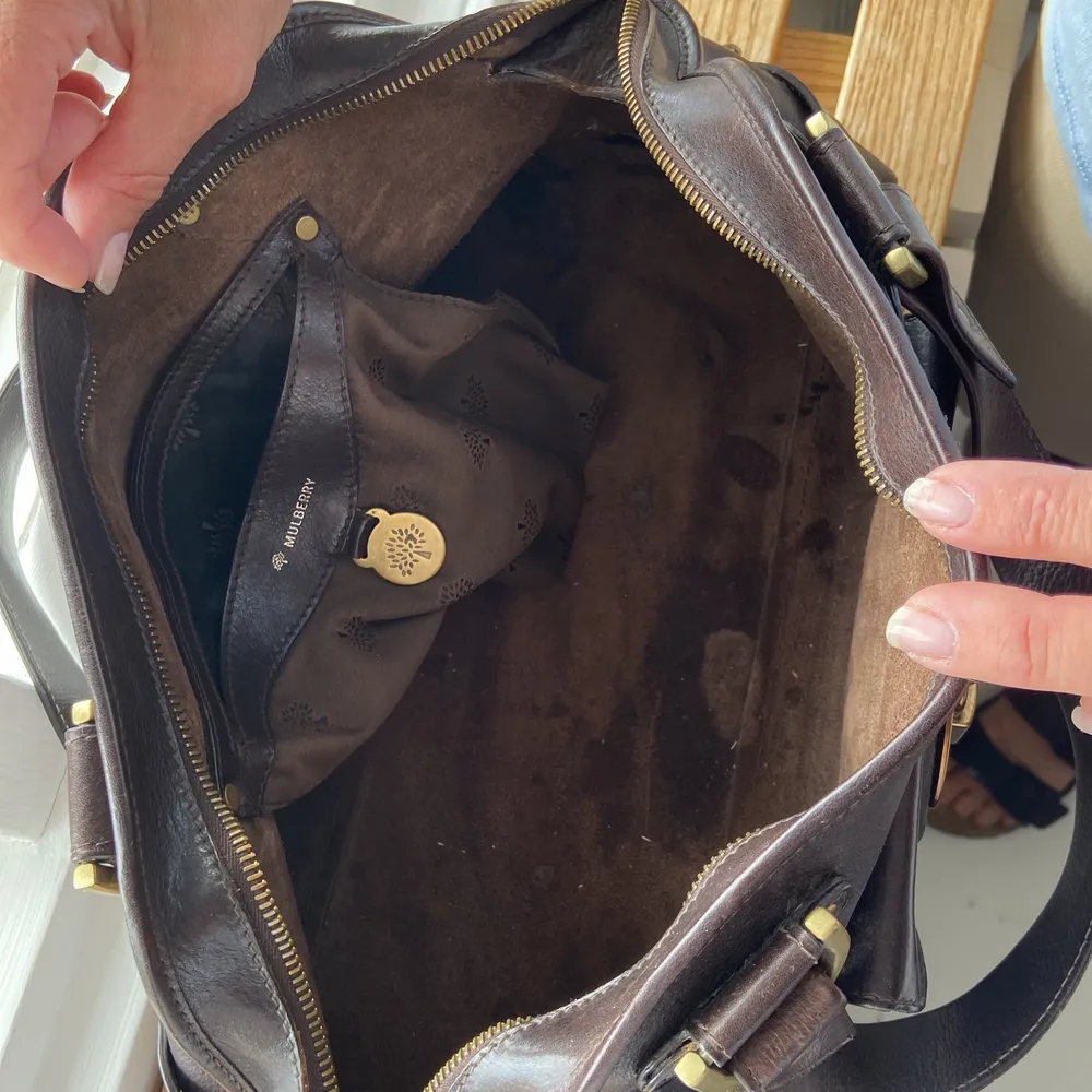 En så fin äkta Mulberry väska i brunt läder. ❤️ Det är så fina detaljer på väskan. Den är vintage! Så himla bra storlek.❤️💘 Nypris ca 10000 kr men jag säljer den för 2800 kr❤️ Kan mötas i Sthlm eller så betalar du för frakten🥰  Den är i gott skick men insidan har lite fläckar💘. Väskor.