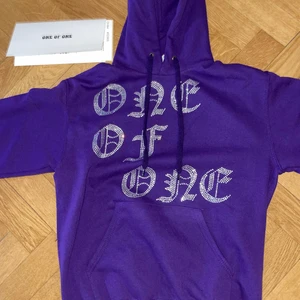 One of one  - Säljer denna one of one hoodie purpel og!                           (Slutsåld) Helt ny, storlek small! (Lådan som tillkommer med är tyvär slängd av min mamma🥲)