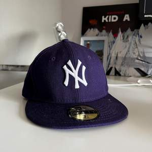 Yankees hatt i bra skick och snygg mörklila färg, sitter bekvämt, perfekt till sommaren
