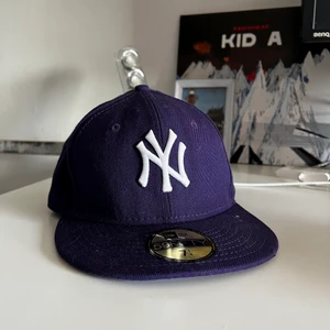 Yankees Keps New Era 59FIFTY Lila - Yankees hatt i bra skick och snygg mörklila färg, sitter bekvämt, perfekt till sommaren