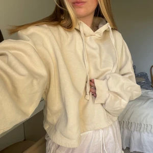 Hoodie Ginatricot - Hoodie från gina! Andra bilden visar att koftan är kortare i modellen. Eftersom jag gått upp i storlekar från min ordinarie så är den inte lika kort. Är vanligtvis en storlek S❤️‍🩹